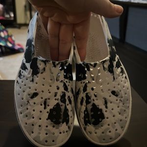 Native kids shoes: black and white print size 1